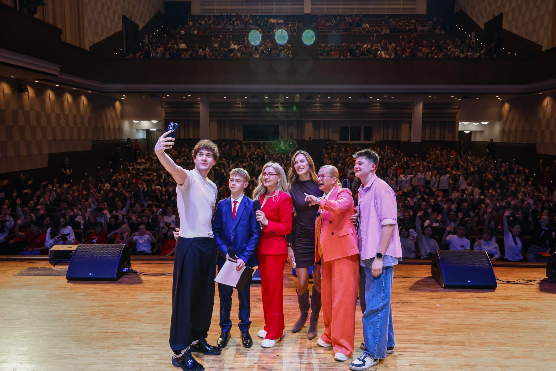 Фото Соловьёв, Савочкин, Никишева: звездные гости собрали на форуме в Новосибирске свыше тысячи человек – 100 ярких кадров 75